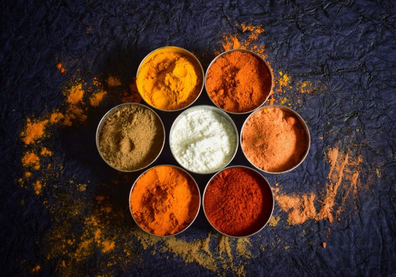 Bunte indische Gewürze in Schalen