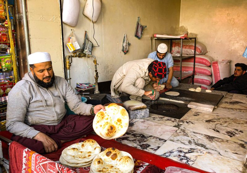 Frisch gebackenes Naan-Brot aus dem Tandoor