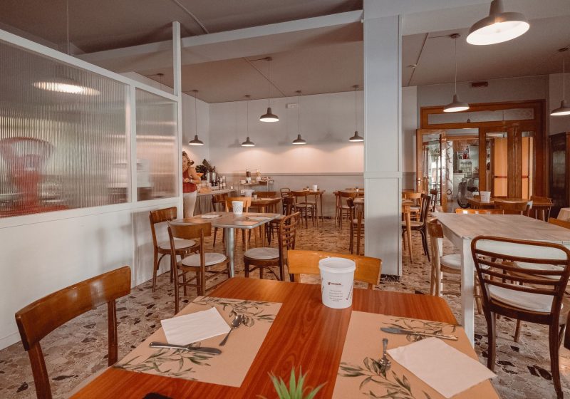 Einladend gedeckter Tisch im UTSAV Indian Dining