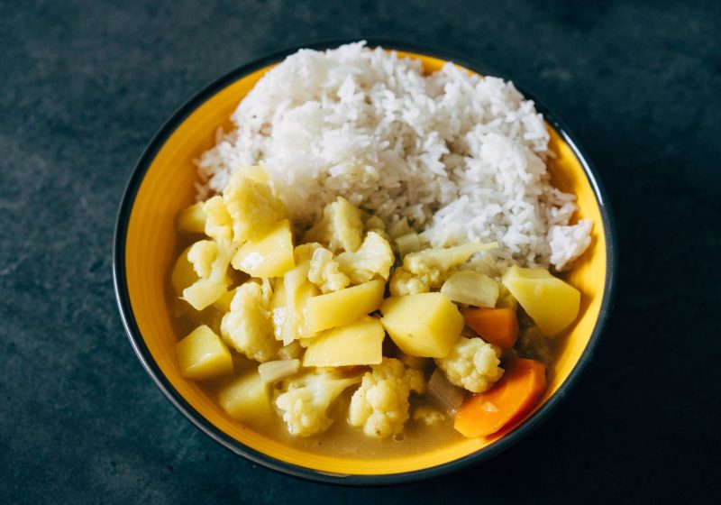 Aromatisches Curry-Gericht mit Reis